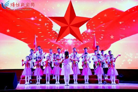 云南:“顽皮小象”不洗澡,象姐姐无奈难劝导